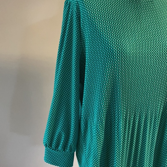 ADRIENNA PAPELL EMERALD GREEN WITH WHITE DOTS GENTLE PLEATED BLOUSE Size L - Picture 6 of 15